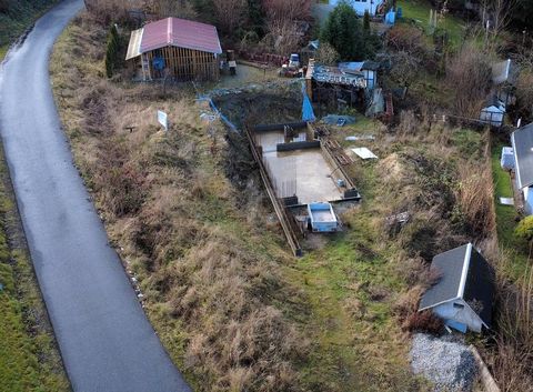 Parfait pour les familles à la recherche d’un endroit idyllique pour vivre : ce terrain à bâtir dans le quartier résidentiel calme de Suhl offre 780 m² de pures possibilités de développement. Avec un nouveau raccordement électrique, un raccordement à...