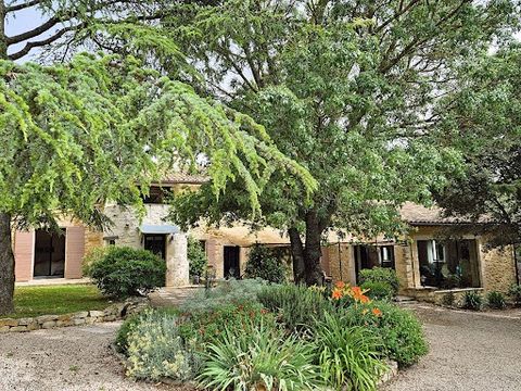 Southern Ardèche - Authentic Provençal farmhouse, a haven of peace with the scent of lavender. Just 25 minutes south of Montélimar. Hidden from view, in the heart of a landscape worthy of a watercolor from the South, this 250 m² stone farmhouse seems...