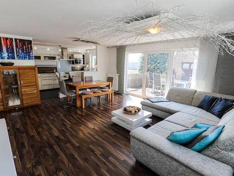 Großzügige, modern möblierte 4-Zimmer Wohnung mit Balkon, Aufzug, TG und zwei Bäder in Kernen im Remstal, Stadtteil Rommelshausen. Die Wohnung ist ruhig gelegen und ideal für eine Familie oder Kollegen geeignet.