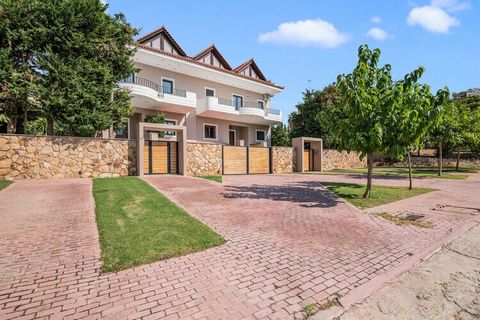 Avec un intérieur élégant et de grande qualité, cette villa offre un séjour luxueux. La maison de vacances est idéale pour 2 familles voyageant ou un groupe de 8 amis. Les enfants peuvent jouer pendant des heures dans la piscine. Après une baignade r...
