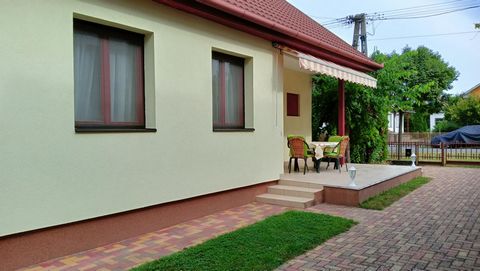 Ce complexe d'appartements est situé à seulement 800 mètres du lac Balaton, dans une rue calme, loin du bruit de la circulation. La grande maison est idéale pour 10 personnes, il dispose de 2 étages et aussi un grand jardin. Vous pouvez rejoindre tou...