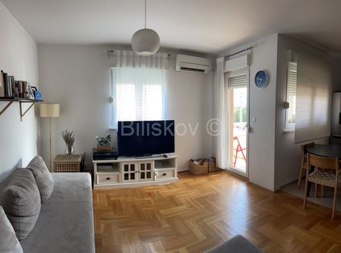 Solin, two-bedroom apartment of 55m2 on the first floor of a residential building with 2 parking spaces in the garage. It consists of a kitchen with a dining room and a living room, from which there is an exit to a loggia of 5.5m2, two bedrooms and a...