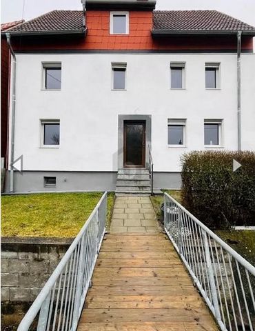Uroczy dom wolnostojący w Gerstungen jest idealny dla rodzin, które szukają pięknie zaprojektowanego domu. Z 4 pokojami, powierzchnią mieszkalną 120 m² i przytulnym ogrodem oferuje wystarczająco dużo miejsca na relaks i rozwój. Całkowicie odnowiona n...