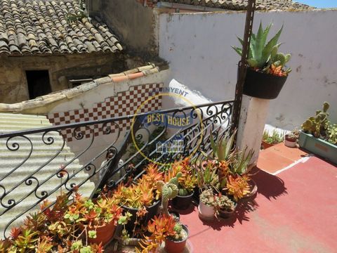 This beautiful and emblematic house located in the old town of Montesa is distributed over two floors. On the first and most conservative floor we find a large entrance, a first double room and a single room where the natural stone of the castle can ...