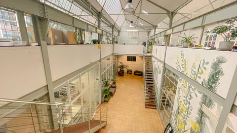 A 2 minutes à pied du métro Saint Fargeau, Ligne 3, 3bis et 11, venez découvrir ces superbes bureaux atypiques de 708 m2 (700 m2 Carrez) de style industriel, entièrement climatisés, sur 2 niveaux et sous verrières, offrant une luminosité sans égal. A...