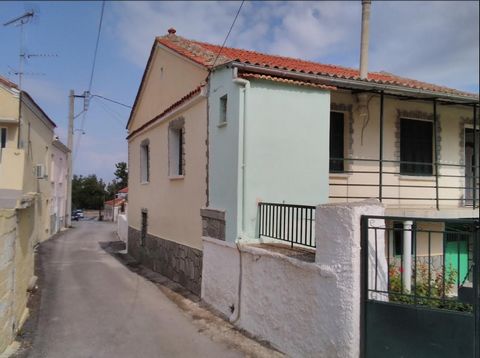 Maison à vendre à Rodolivos, municipalité d’Amfipolis. La propriété est située sur la place centrale de la région de Rodolivos La maison est de 175 m². et se compose d’un salon, d’une cuisine, de deux chambres et de deux salles de bains. Au rez-de-ch...