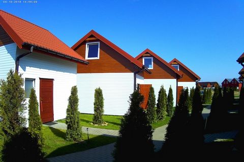 Petite résidence de vacances familiale située dans un quartier calme, à 700 m de la plage et à environ 500 m du centre-ville. À proximité, vous trouverez une grande épicerie proposant une gamme complète de produits. Maison de vacances sur deux étages...