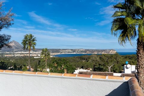We are pleased to present this beautifully renovated villa, perfectly located near the vibrant Arenal beach of Jávea. With spectacular views of the sea and mountains, this home offers a perfect blend of traditional Mediterranean charm and contemporar...