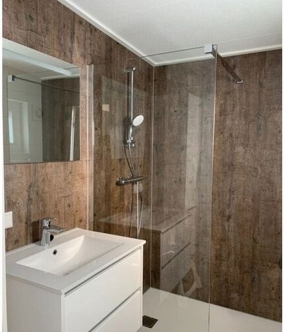 Chalet Duinrand biedt accommodatie met 2 slaapkamers, geschikt voor 4 personen. Het chalet heeft een ingerichte keuken, een badkamer en een toilet. Kussens en dekbedden (topdekens) zijn aanwezig. Het huren van beddengoed is een verplichting. Buiten i...