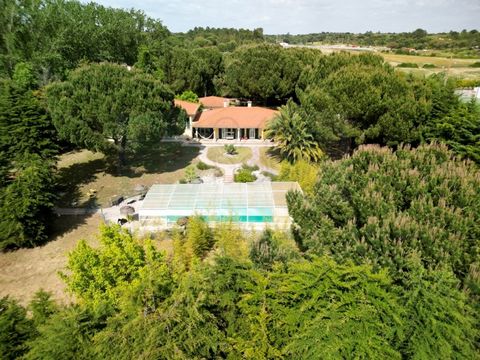Exclusive and functional villa T4 +2 with swimming pool in the reserved Quinta de Santo Estêvão This villa is inserted in a plot of 10.572m2, bounded by walls and shrubs, allowing total privacy. Consisting of large entrance hall, spacious living room...