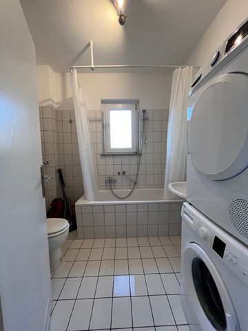 Cozy apartment in Gelsenkirchen - Perfect location and comfort! Welcome to our spacious apartment in Gelsenkirchen! This cozy accommodation can accommodate up to 5 people. The apartment has 5 beds and a nice balcony where you can enjoy the fresh air....