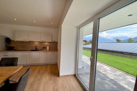 Geräumige, lichtdurchflutete Wohnung mit Wohn- und Essbereich bietet Platz für bis zu 6 Personen. Neben dem großzügigen Wohnbereich mit bequemem Boxspring-Sofa erwartet Sie eine moderne Einbauküche mit zusätzlicher Speisekammer. Das Schlafzimmer ist ...