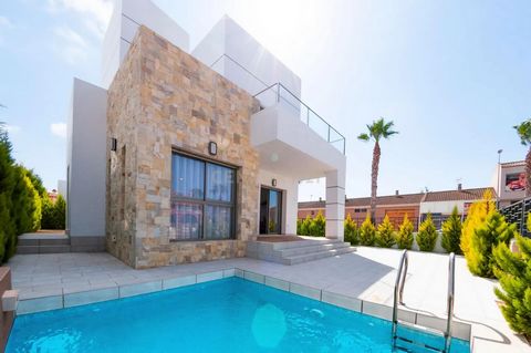 Descubre una residencia única donde el lujo y la comodidad se fusionan para ofrecer un estilo de vida excepcional. A solo 800 metros de la playa y rodeada de prestigiosos campos de golf, esta villa a estrenar ha sido diseñada para quienes buscan dist...