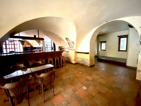 **Magnífico bar/pub en el corazón de Vobarno** En el pintoresco centro histórico de Vobarno, ofrecemos a la venta un magnífico bar / pub ubicado en un edificio histórico, un antiguo convento de la década de 1700. Este local comercial de la planta baj...