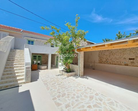 In a quiet part of the place Sutomišćica on the island of Ugljan, at a distance of only 150 meters from the beautiful sandy beach and the crystal clear sea, there is an autochthonous stone house with an area of ​​approx. 150 m2 built according to the...