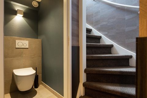 Het moment dat je binnenstapt, word je meteen begroet door de eigentijdse inrichting die een warme en uitnodigende sfeer creëert in dit stijlvolle duplex appartement op de begane grond. Dit appartement heeft 2 slaapkamers, 1 badkamer en 2 toiletten, ...