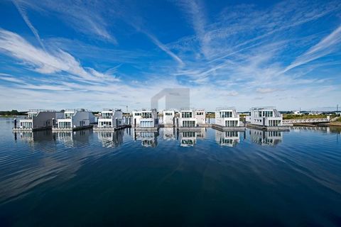 Perfect voor iedereen die droomt van een woning op het water! Deze woning biedt niet alleen een exclusieve ligging aan het einde van de steiger en een eigen aanlegsteiger, maar ook een adembenemend uitzicht en een sauna met uitzicht op het water. Het...