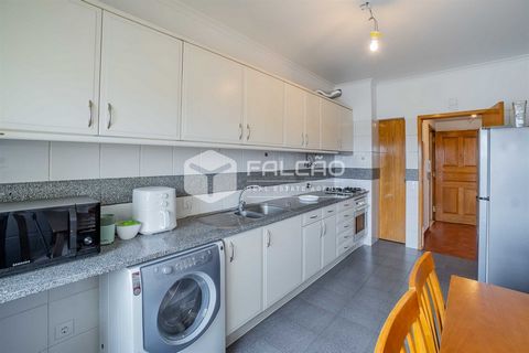 3-bedroom apartment with fireplace and storage room in a quiet residential area and building with excellent neighbours. The building has excellent sun exposure and is just a stone´s throw from the Salgueiro Maia School Centre and the D. João II Schoo...