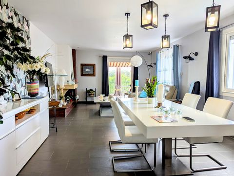 Située dans un cadre naturel préservé, cette maison lumineuse et entièrement rénovée offre 4 970 m2 de terrain, dont 1 250 m2 de jardin paysager et le reste en terres agricoles. Parfaite pour les amoureux de la nature, elle combine confort moderne, g...