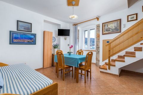 Położone w sercu malowniczego miasta Cres, apartamenty oferują idealne miejsce na ucieczkę od codzienności, łącząc śródziemnomorski urok z nowoczesnym komfortem. Ten piękny apartament na pierwszym piętrze może pomieścić do 5 gości i oferuje zachwycaj...