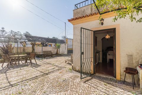 Moradia T4, situada na Aldeia de Castanhos em Vila Fresca de Azeitão - Setúbal.   Esta moradia, tem a característica única de incluir uma Capela Quinhentista* que à época, pertenceu ao Mosteiro do Bom Pastor. Mantendo as pedras e o estilo de outrora,...