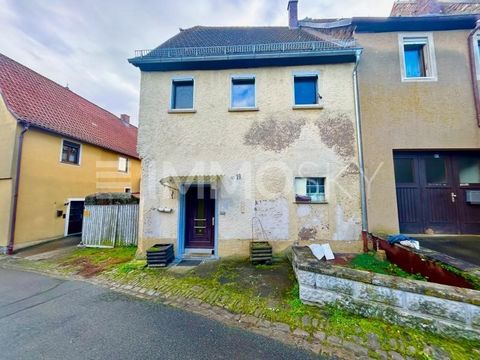 Questa affascinante casa nel centro storico di Dettelbach combina un carattere unico con una posizione collinare idilliaca. Con una superficie abitabile di circa 153 m² e una superficie di 93 m², la proprietà offre molto spazio per opzioni di design ...