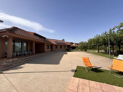 Fincas Eva presents this majestic house in Almoster, Tarragona, it is a true oasis of tranquility, luxury and comfort. The constructed area is 346m2 and the useful area is 224m2. We enter the house through a large hall and from there we find the righ...
