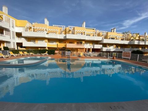 Excelente apartamento T2 inserido num condomínio com piscina, disponível para arrendamentos temporários, em Cabanas de Tavira. O apartamento é constituído por sala de estar/jantar, dois quartos, um deles sendo suite, cozinha equipada e agradável vara...