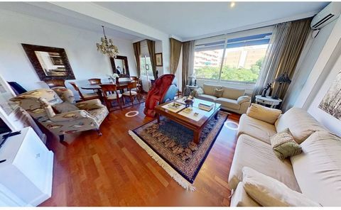 Descubra este apartamento único e magnífico de 132 m² em uma das áreas mais desejadas de Barcelona. Com um amplo hall que o recebe, a sala de estar de 35 m² destaca-se pela sua luminosidade graças à sua boa orientação (mar-tarragona), acesso a um ter...