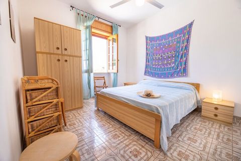 Questa deliziosa casa vacanze con terrazza privata si trova a pochi passi dalla spiaggia. Hai accesso al giardino in comune e puoi stare comodamente con la famiglia o gli amici. Torre Suda è un piccolo comune costiero del Salento, nel tacco d'Italia....