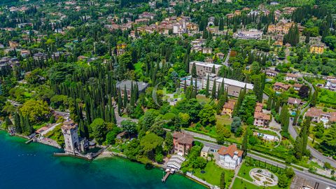 In posizione centrale e comoda di Gardone Riviera, proponiamo un immobile ad uso ufficio disposto su due livelli: piano terra e piano interrato, collegati internamente. Il piano terra è composto da un ingresso indipendente su strada, con un ambiente ...