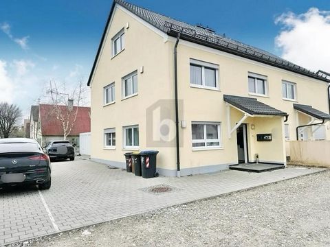 Con 6 stanze su 166 m² di superficie abitabile, la casa bifamiliare a Königsbrunn offre spazio sufficiente per famiglie o investitori. Il riscaldamento a pavimento fornisce un calore accogliente in tutta la casa, mentre gli alzacristalli elettrici e ...