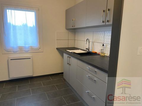 Maison mitoyenne d'habitation sur terrain clos de 300 m² entièrement rénovée intérieur, extérieur ainsi que la menuiserie avec volet roulant comprenant: Séjour/Salon,Cuisine aménagée séparée, dégagement, Salle d'eau, WC séparée, Deux chambres avec pl...