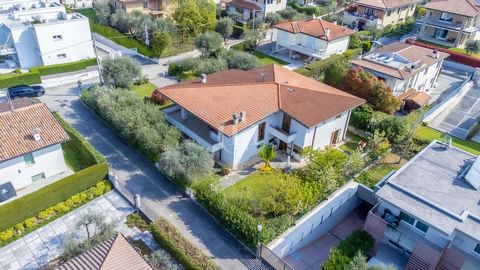 Ponadczasowa elegancja o rzut kamieniem od serca Bardolino. W jednej z najbardziej ekskluzywnych dzielnic mieszkaniowych Bardolino, zaledwie kilka minut spacerem od starego centrum miasta i wspaniałej promenady nad jeziorem, oferujemy na sprzedaż wyr...