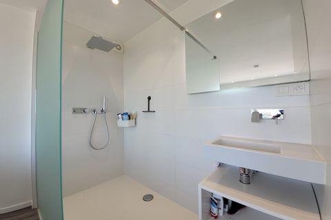 Enjoy breathtaking sea views from this inviting 6th-floor walk-through apartment, perfectly positioned on the seawall of Middelkerke. Located right by the dog beach and close to a tram stop, this holiday retreat offers the ideal blend of coastal rela...