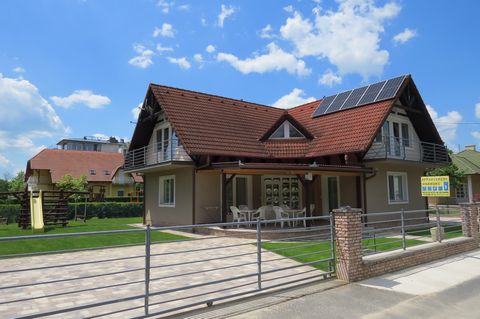 La 'Beach House' si trova nel villaggio di Balatonlelle, in una strada senza uscita, vicino al lago Balaton. In questo ambiente tranquillo potrete rilassarvi, godervi il sole e farvi un bel tuffo rinfrescante nel lago, che si trova ad appena 30 m di ...