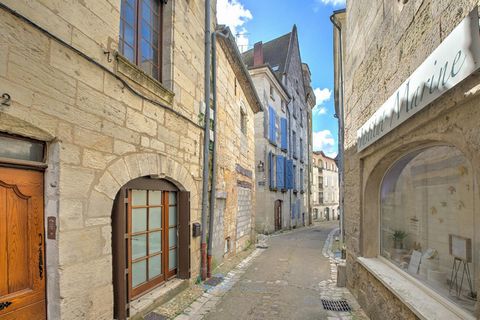 A vendre, en plein coeur du centre historique de Périgueux (24 000) un charmant appartement de type T1 bis en rez-de-chaussée d'une petite copropriété. Venez découvrir cet appartement entièrement rénové et meublé, composé d'une pièce de vie avec cuis...