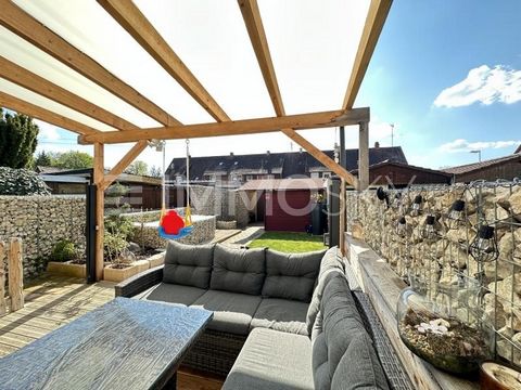 Cette maison mitoyenne bien entretenue de construction solide convainc par son agencement bien pensé, son équipement moderne et son emplacement calme à Bisingen. Sur une surface habitable d’environ 100 m² et un terrain de 209 m², vous pourrez profite...