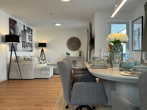 Willkommen in unserer exklusiven Unterkunft in Offenburg-Elgersweier, ideal für anspruchsvolle Gäste, die Komfort schätzen. Die 90 m² große Wohnung bietet alles, was Sie für einen schönen Aufenthalt benötigen. Die zwei stilvoll eingerichteten Schlafz...
