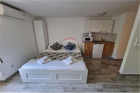 Location: Ličko-senjska županija, Novalja, Novalja. Im Zentrum von Novalja auf der Insel Pag steht ein Haus mit 5 Studio-Apartments zur Langzeitmiete zur Verfügung. Das Haus befindet sich in attraktiver Lage und besteht aus einem Erdgeschoss, einem O...