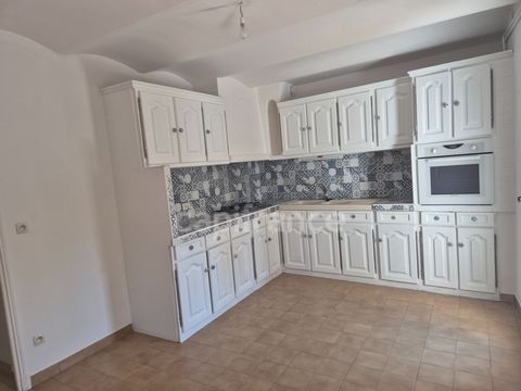 Secteur Massillargues atuech: A VISITER SANS TARDER..... IDEAL PREMIER ACHAT OU INVESTISSEUR Dans village, au calme, parking gratuit à proximité, appartement situé au rez-de-chaussée d'une maison de village. Très lumineux, en bon état. Il comprend un...
