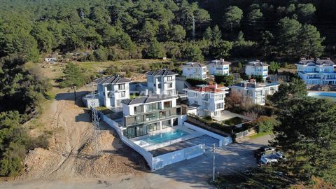 Casa de luxo sob medida à venda em Ovacik, Fethiye Esta casa de luxo em Ovacik, Fethiye, oferece 330 m² de espaço interior com 4 quartos amplos, cada um com casa de banho privativa. Dispõe ainda de sala de fitness ou sala de cinema, adega privativa, ...