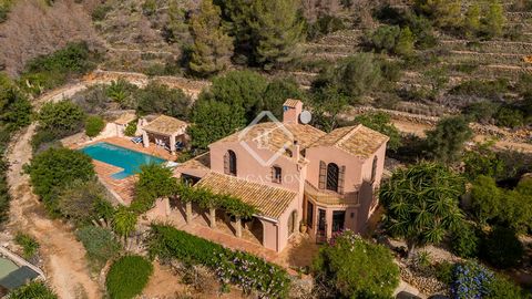 Esta encantadora y llena de carácter vivienda, situada en el corazón del Parque Nacional del Montgó, se encuentra a poca distancia del codiciado pueblo bohemio de Jesús Pobre. Un ejemplo por excelencia de una finca o casa de campo española tradiciona...