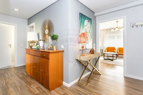    Tem 114 m2 de área, 3 quartos sendo um deles suite. Na sala de estar tem um espaço distinto para zona de jantar. Cozinha com área suficiente para mesa de jantar e varanda que dá acesso também aos quartos.   Com uma exposição solar privilegiada, es...