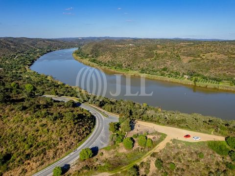 Herdade da Grandaça is a 168.45-hectare property located in Alcoutim, in the district of Faro, Algarve. This property stands out for its direct access to the river, ideal for the construction of a private pier. This development project, based on the ...
