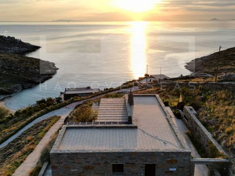 Villa Aperon, Kastellakia Bay Kea, Cíclades Raro Santuário à beira-mar de elegância e reclusão Aninhada no abraço tranquilo da Baía de Kastellakia, na encantadora ilha de Kea, Villa Aperon é uma residência rara e refinada à beira-mar que oferece char...