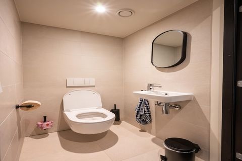 Het prachtige ontwerp van dit luxe vakantiehuis past perfect in de natuurrijke omgeving van het resort en ligt bovendien aan de bosrand. De inrichting en het interieur zijn in dezelfde stijl doorgevoerd door het gebruik van natuurlijke materialen en ...