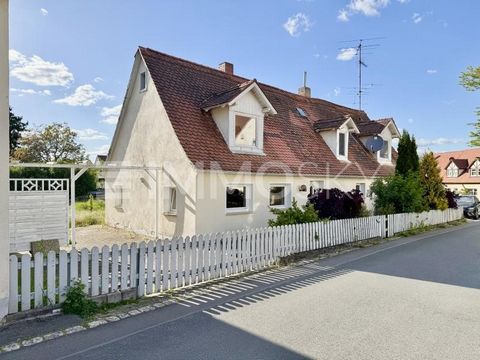 Questa casa unifamiliare indipendente del 1929 offre un grande potenziale per le menti creative e gli artigiani. Con una superficie abitabile di circa 124 m² distribuita su due piani e un totale di cinque stanze, di cui tre camere da letto e un bagno...