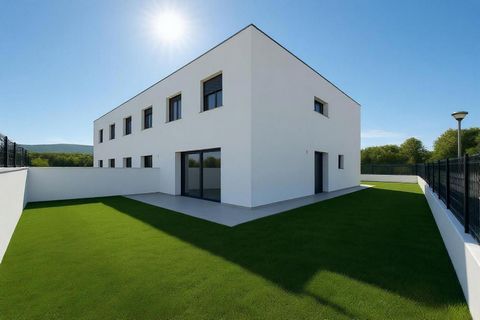 The new development in Santa Coloma de Farners is committed to sustainability, comfort, and energy efficiency with Passivhaus certification, an international standard that guarantees up to 90% energy savings and exceptional thermal comfort all year r...