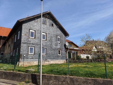 Questa affascinante casa indipendente a Untersiemau offre spazio sufficiente per tutta la famiglia con le sue 5 camere e una superficie abitabile di 150 m². L'ampio giardino con terrazza invita a rilassarsi e divertirsi, mentre la vicinanza alla natu...